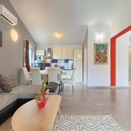 Goldi By Interhome Mednjan