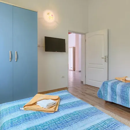 Goldi By Interhome Mednjan